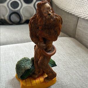 Cowardly Lion Wizard of Oz Figurine
